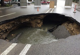 Из-за проседания дороги в Абшеронском районе грузовик провалился в яму