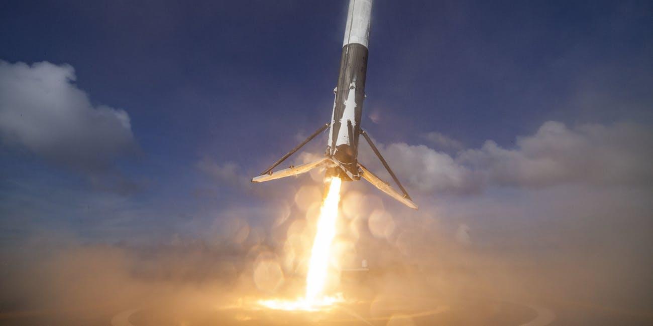 Первая ступень ракеты Falcon X успешно вернулась на космодром