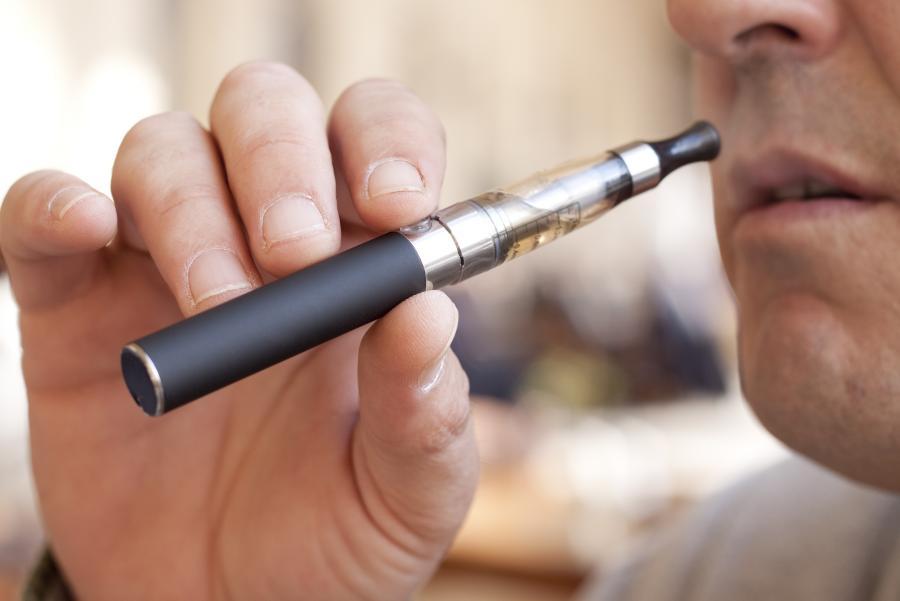 В США госпитализировали более 20 человек после курения электронных сигарет