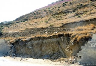 В Баку в зоне оползня откололся кусок скалы