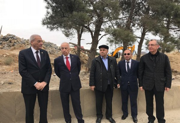 Вице-премьер и другие официальные лица находятся в оползневой зоне в Баку (ФОТО)