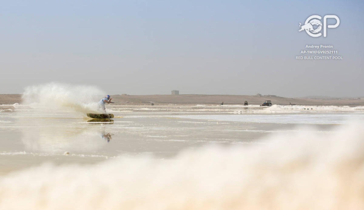 Российский вейкбордист прокатился по азербайджанскому Мертвому морю (ВИДЕО, ФОТО)