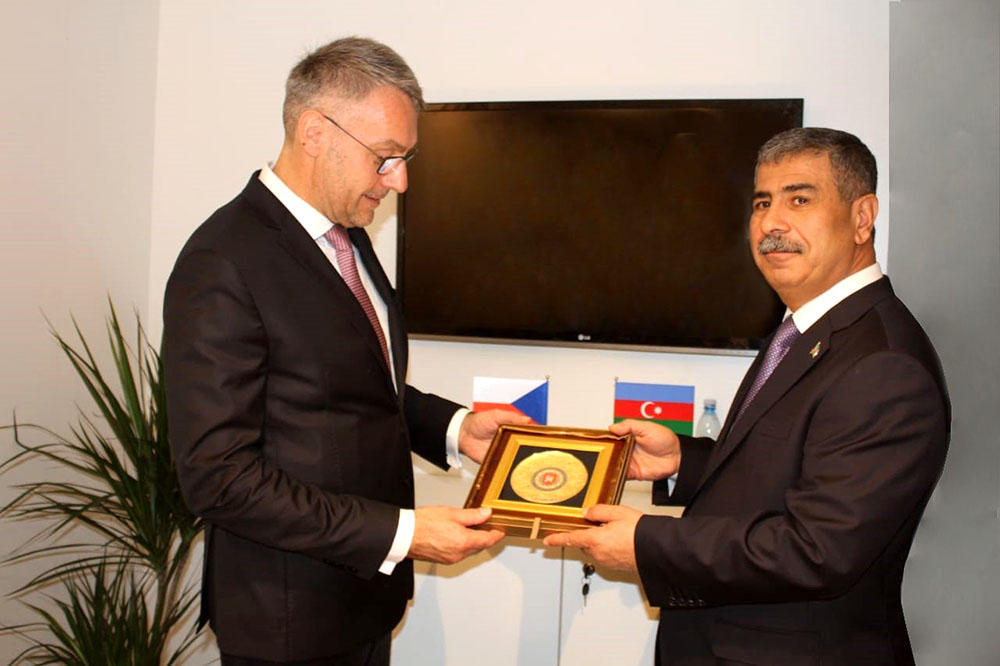 Azerbaijan Defense Minister meets with his Czech counterpart (PHOTO)