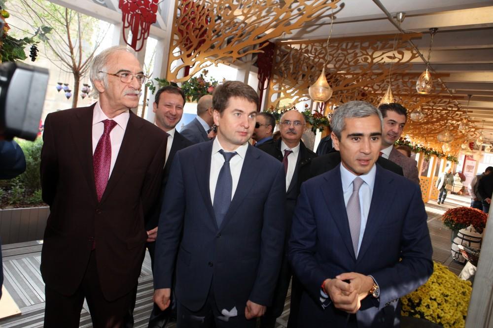 Heydər Əliyev Fondunun təşkilatçılığı ilə Moskvada “Azərbaycanın payız sovqatları” adlı şəhərcik açılıb (FOTO)