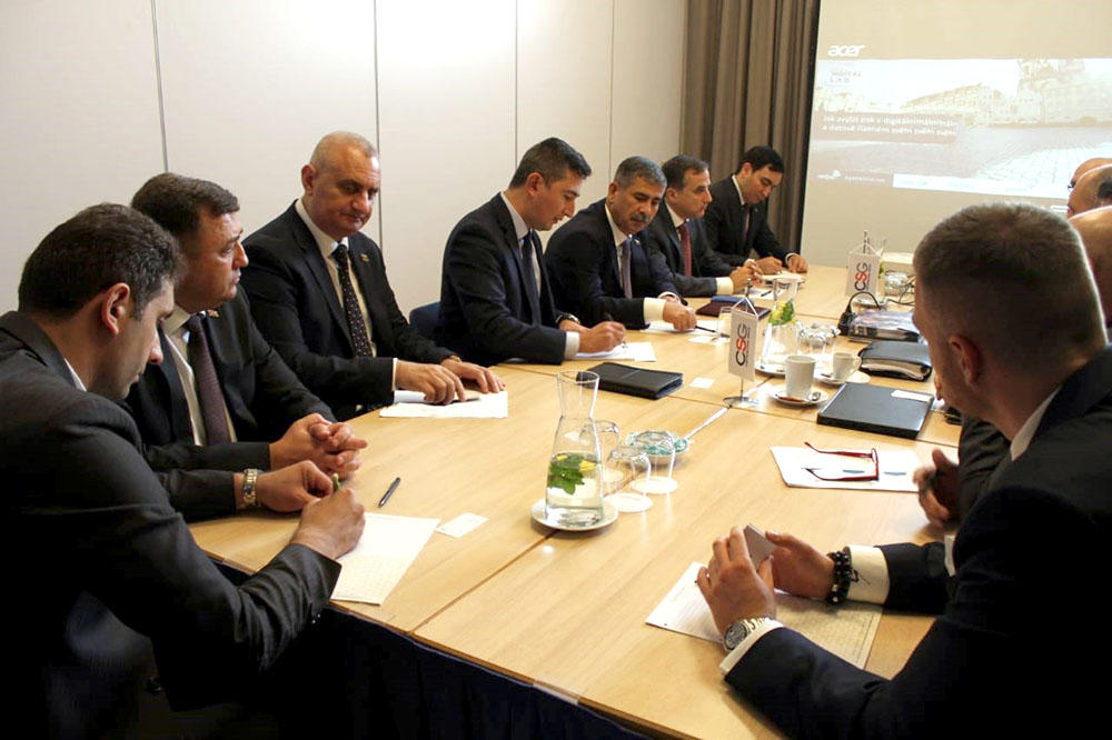 Azerbaijani defense minister meets leadership of large Czech holding (PHOTO)