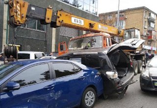 Kiyevdə kran maşını 17 avtomobili əzib keçdi (FOTO)