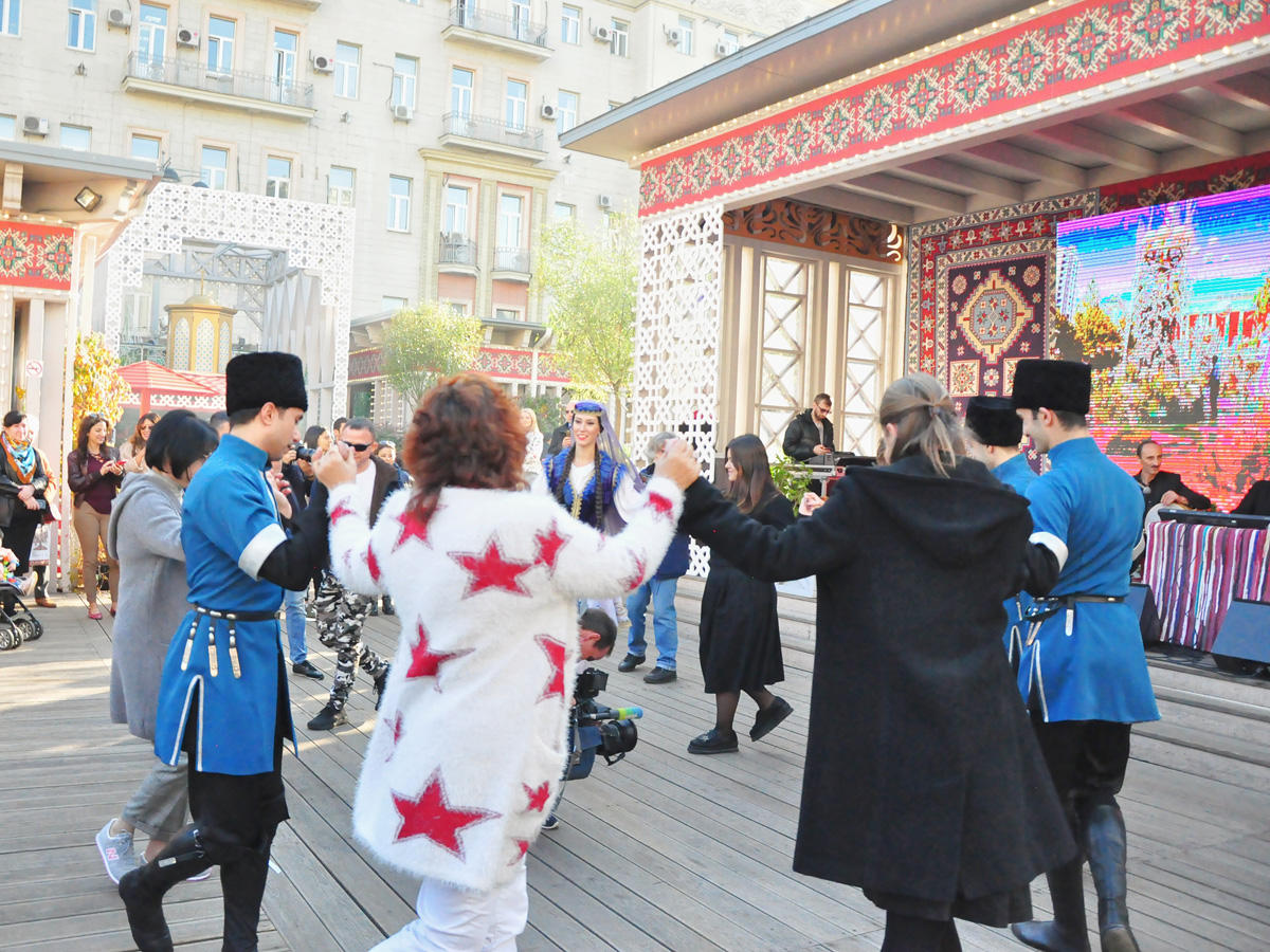 Москва с благодарностью приняла осенние дары Азербайджана (ФОТО)