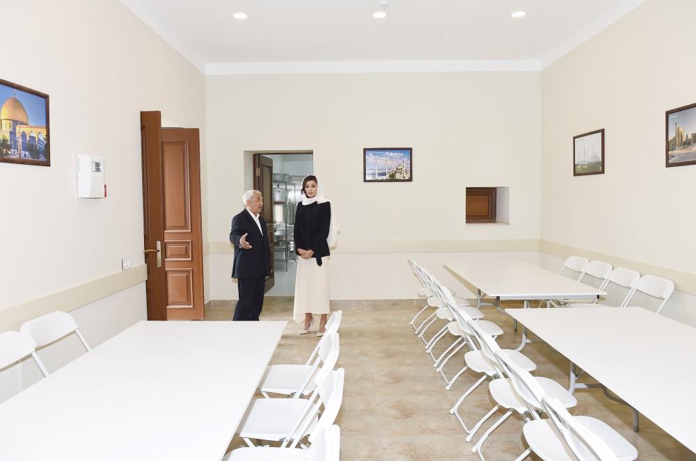 Первый вице-президент Мехрибан Алиева приняла участие в открытии после реставрации мечети Имама Хусейна (ФОТО)