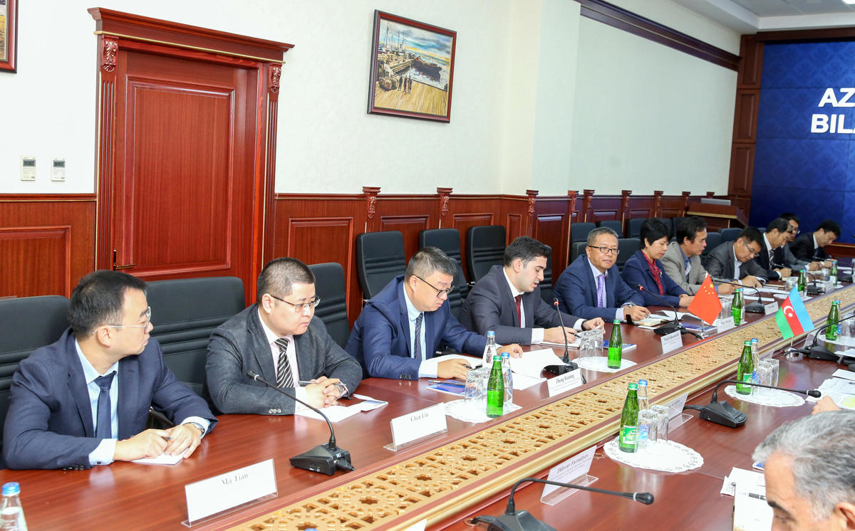 Azerbaijani customs officers meet with Chinese businessmen (PHOTO)