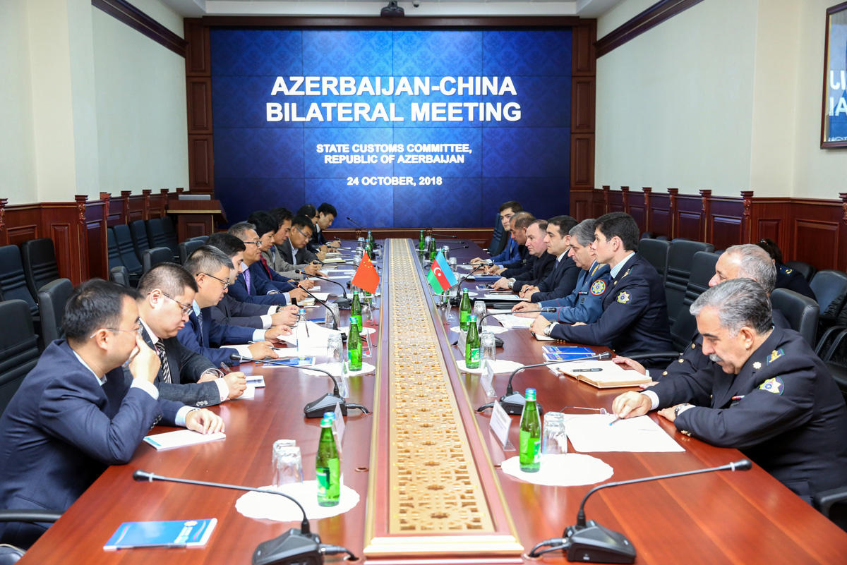 Azerbaijani customs officers meet with Chinese businessmen (PHOTO)