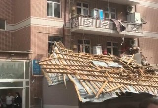 Külək Mehdiabadda fəsadlar törətdi: 3 binanın dam örtüyü dağıldı, xəsarət alan var (VİDEO)