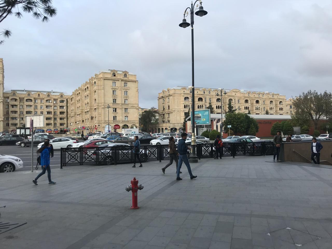 Перед торговым центром в Баку созданы стоянки такси (ФОТО)