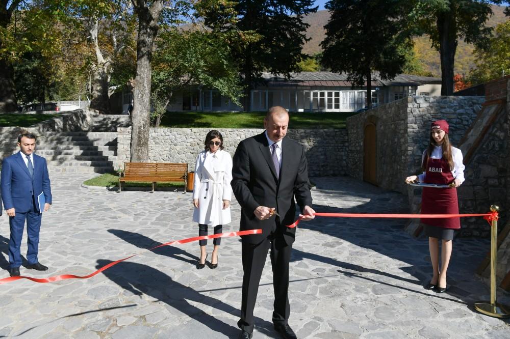 Президент Ильхам Алиев и Первая леди Мехрибан Алиева приняли участие в открытии Центра керамики и прикладного искусства “ABAD” в Шеки (ФОТО