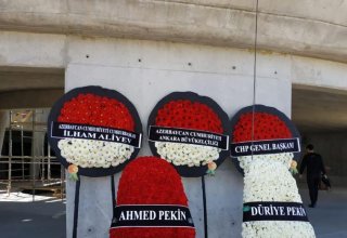 От имени Президента Ильхама Алиева возложен венок к могиле Сулеймана Демиреля (ФОТО)