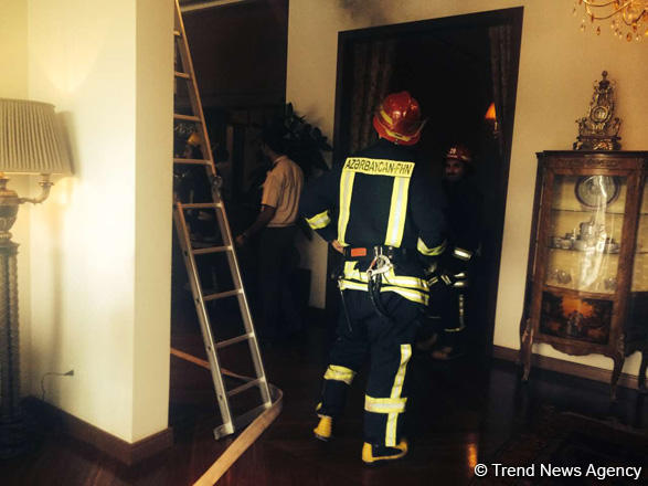 Пожар в жилом здании в Баку, есть погибший