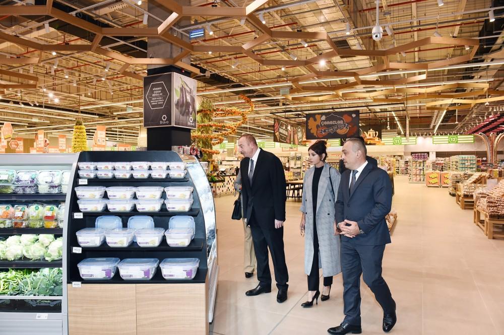 Президент Ильхам Алиев и Первая леди Мехрибан Алиева приняли участие в открытии нового гипермаркета Bravo (ФОТО)