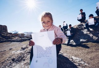 Эти дети живут на высоте 2200 метров в Губинском районе. Исполните их мечты! (ФОТО)