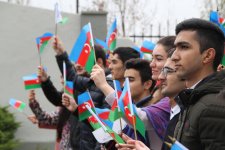 В Баку прошел флешмоб  в честь Дня Государственного флага Азербайджана (ФОТО)