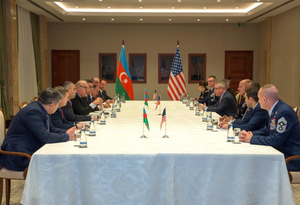 Президент AZAL встретился с командующим транспортного командования США