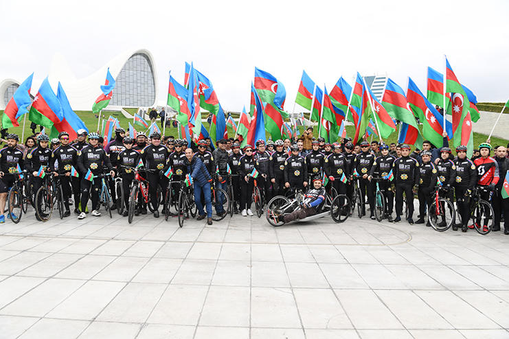 В Баку прошел велопробег, приуроченный ко Дню Государственного флага (ФОТО)
