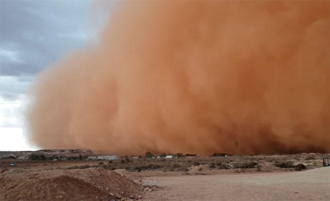 В Иране бушует песчаная буря (ВИДЕО)
