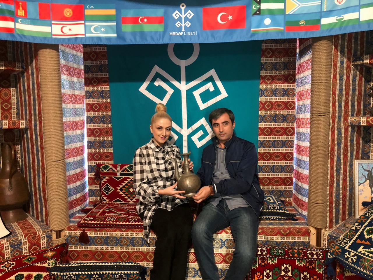 Azərbaycanlı dizayner məktəbli geyimi üçün milli ornamentlər təklif edir (FOTO)