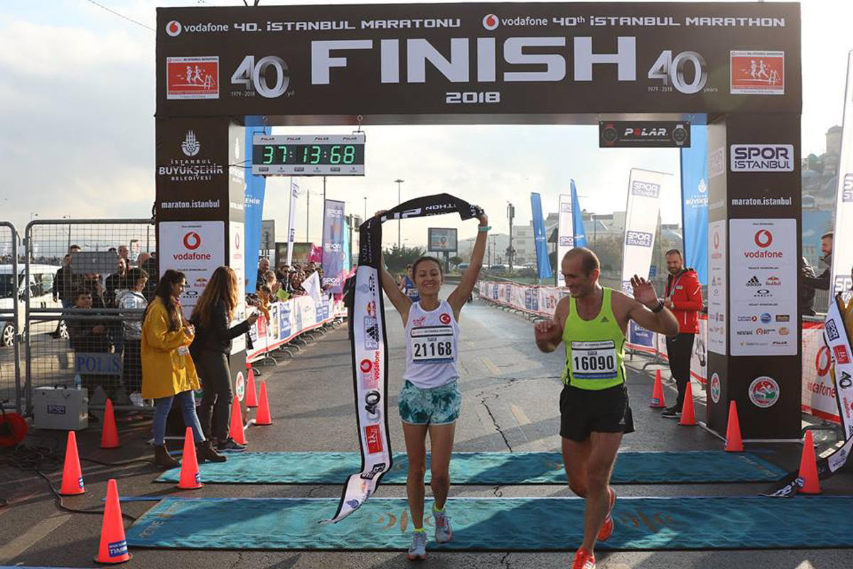 Азербайджанка пробежала по Босфорскому мосту из Азии в Европу, установив рекорд  (ФОТО)