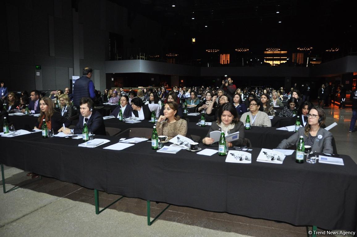 В Баку проходит конференция, посвященная женскому предпринимательству (ФОТО)
