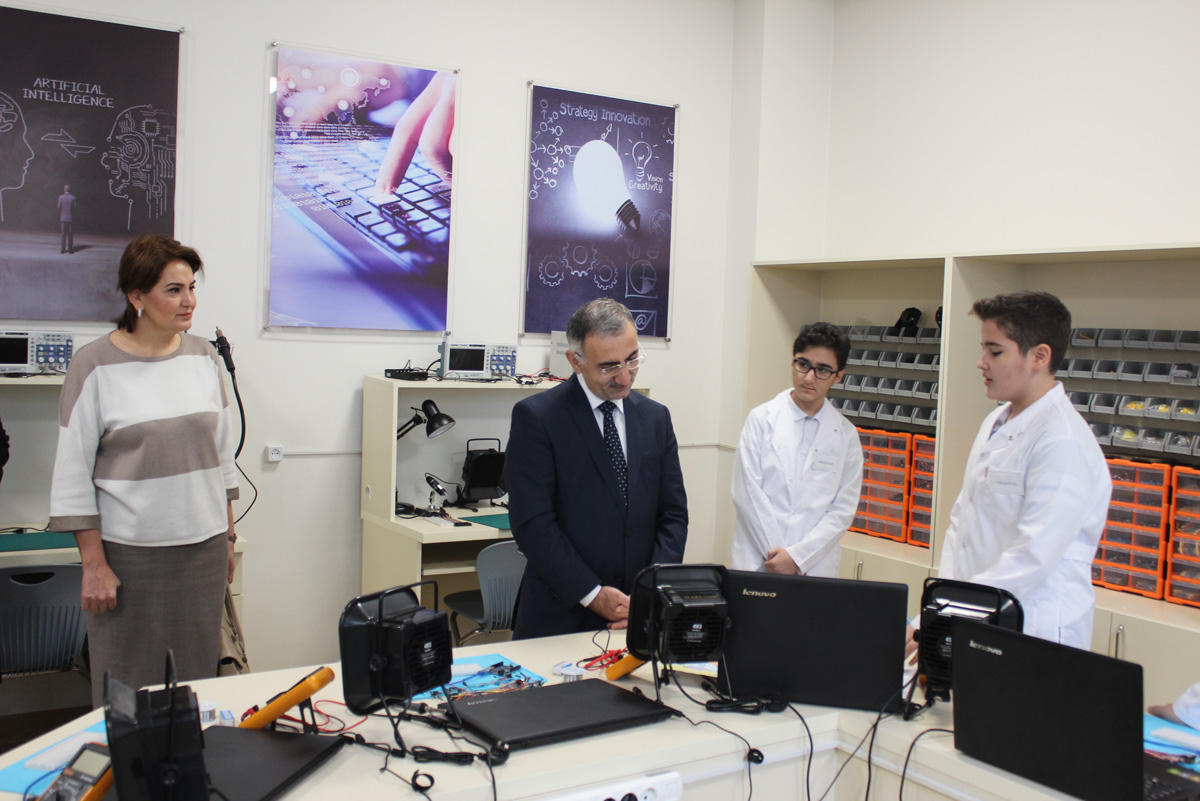 Bakının orta məktəbində robot texnika laboratoriyası yaradılıb (FOTO)