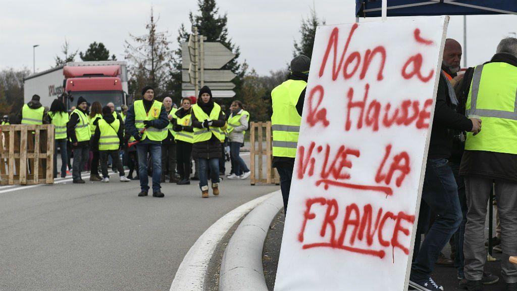 French protesters railing against Macron block roads