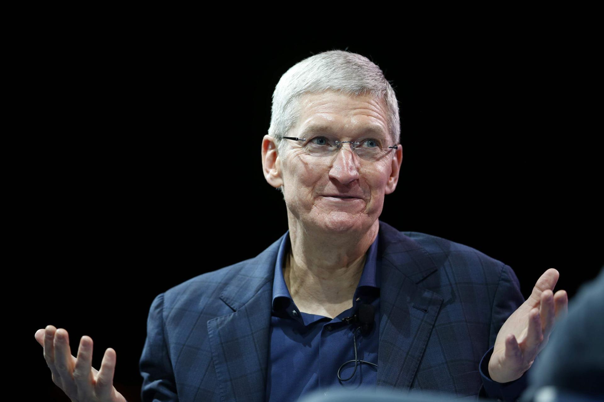 Tim Cook acknowledged Trump’s flub and changed his last name to an Apple logo on Twitter