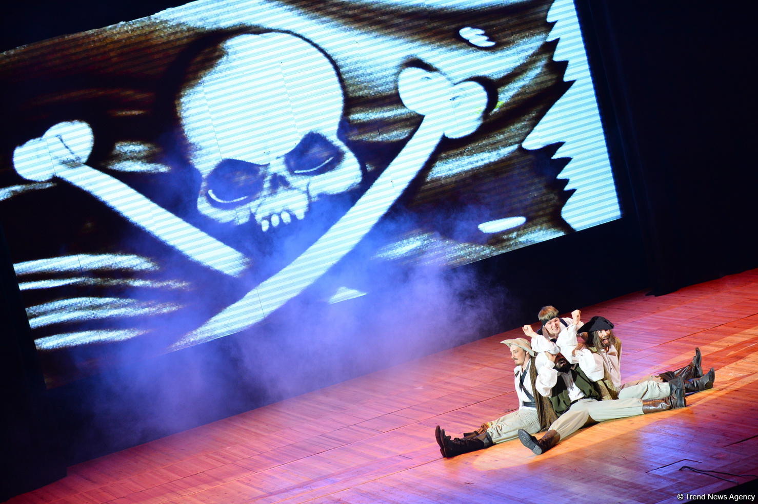 В Баку появился пиратский корабль и череп с костями: Йо-хо-хо, и бутылка рому! (ФОТО)