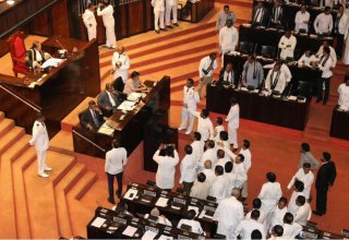 Парламент Шри-Ланки выразил вотум недоверия премьеру и правительству