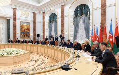 Azerbaijani, Belarus presidents hold expanded meeting (PHOTO)