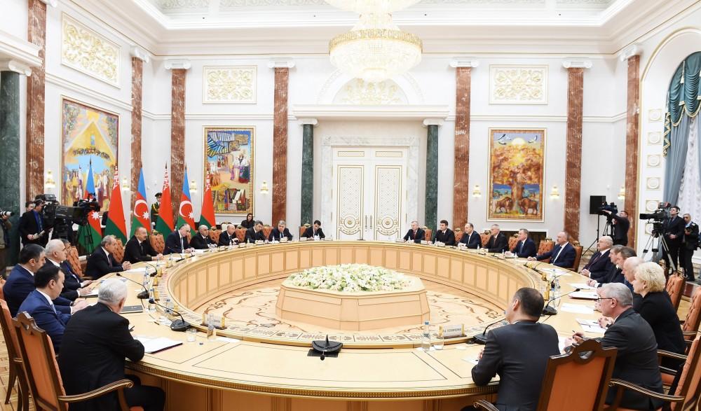 Azerbaijani, Belarus presidents hold expanded meeting (PHOTO)
