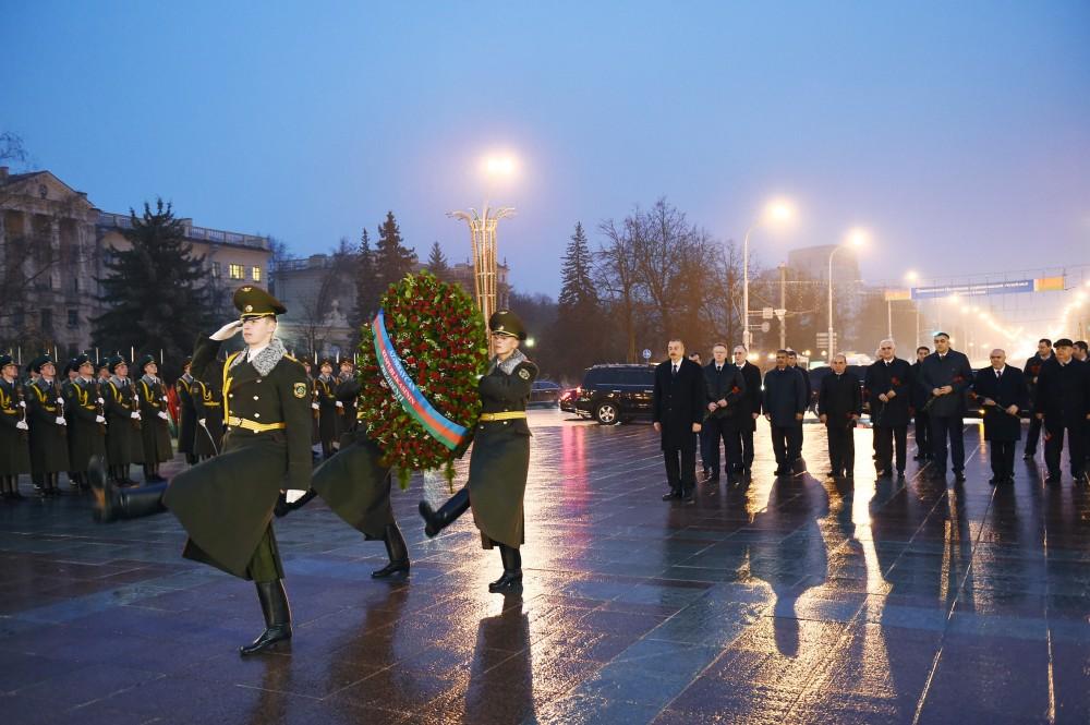 Президент Ильхам Алиев посетил площадь Победы в Минске (ФОТО)