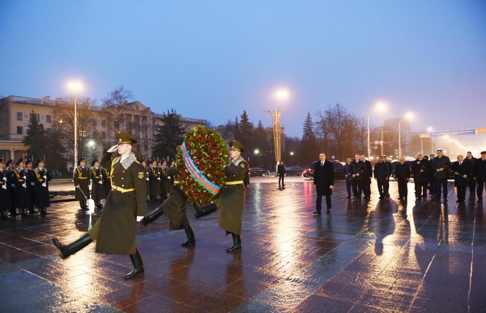 Президент Ильхам Алиев посетил площадь Победы в Минске (ФОТО)