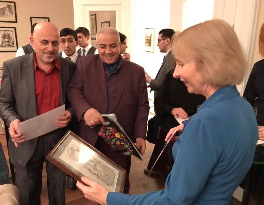 Посол Великобритании пригласила домой азербайджанских художников (ФОТО)