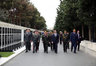 Главы генштабов ВС Турции и Грузии посетили Аллею шехидов в Баку (ФОТО)