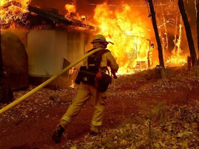 Пожар привел к эвакуации около 11 тыс. человек на юге Калифорнии