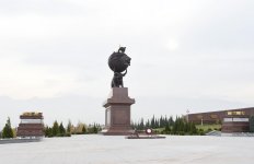 Prezident İlham Əliyev Aşqabadda “Xalq xatirəsi” memorial kompleksini ziyarət edib (FOTO)
