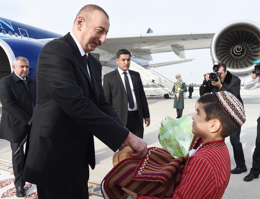 Президент Ильхам Алиев прибыл с официальным визитом в Туркменистан (ФОТО)
