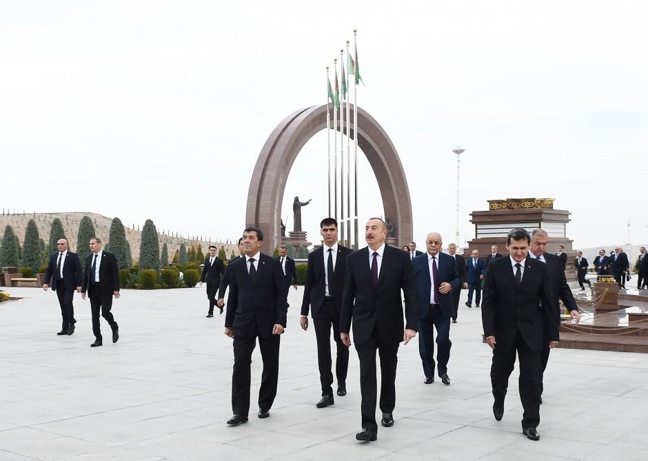 Azerbaijani president visits "People's Memory" complex in Ashgabat (PHOTO)