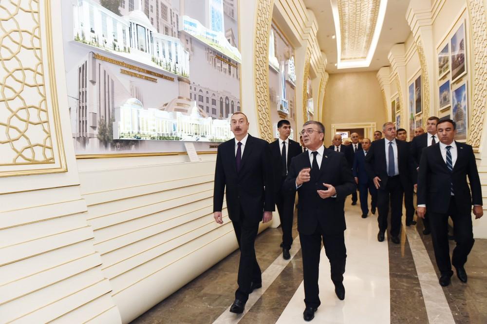 Президент Ильхам Алиев посетил мемориальный комплекс «Народная память» в Ашхабаде (ФОТО)