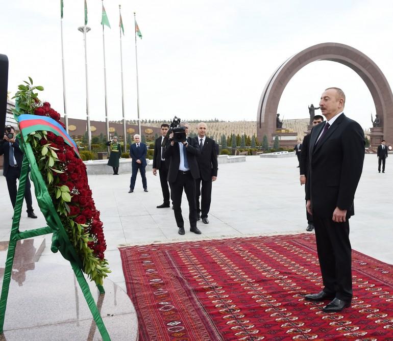Президент Ильхам Алиев посетил мемориальный комплекс «Народная память» в Ашхабаде (ФОТО)