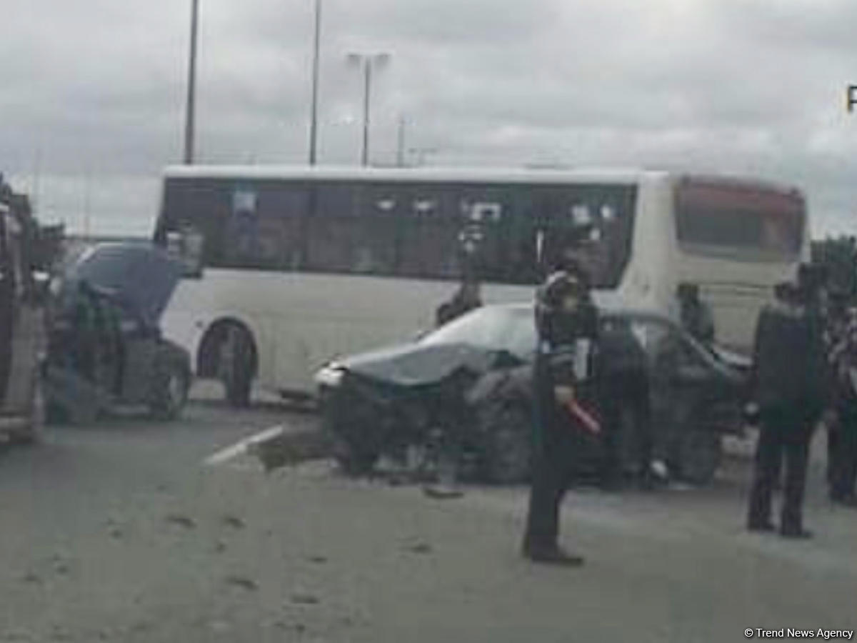 В Баку произошло ДТП с участием пассажирского автобуса - трое госпитализированы