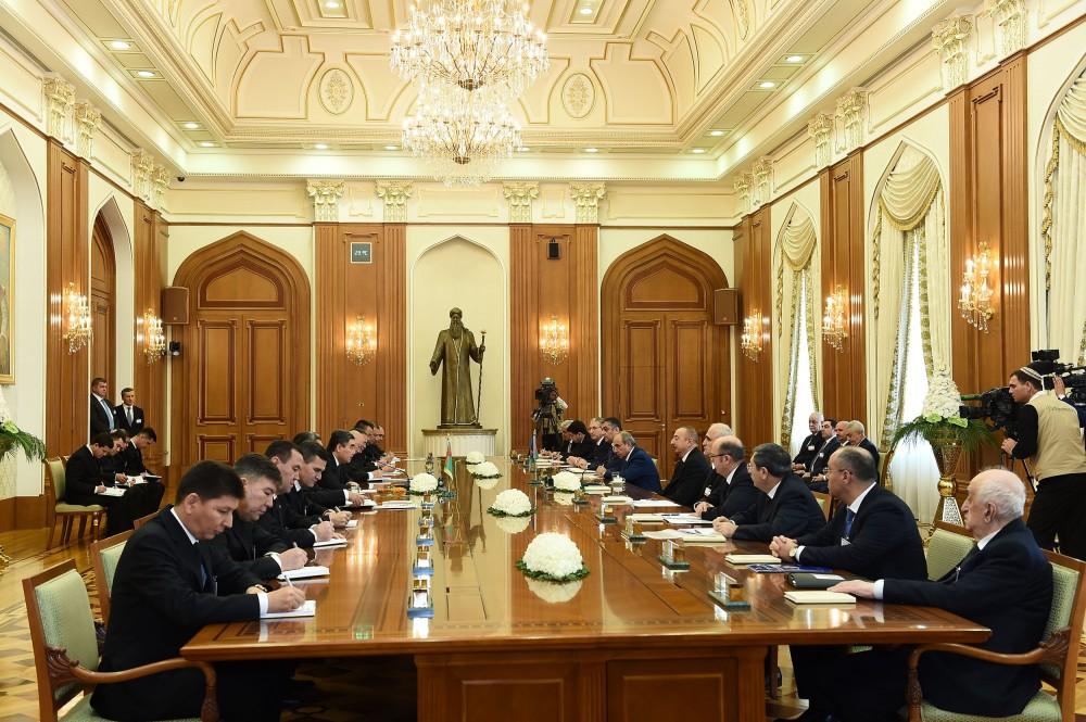 Azerbaijani, Turkmen presidents hold expanded meeting (PHOTO)