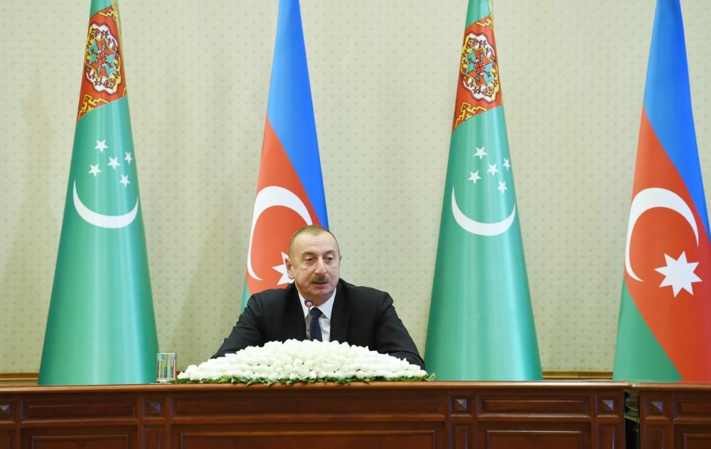 Президент Ильхам Алиев: Азербайджан и Туркменистан подписанными документами объединили, скоординировали полностью свой транспортный потенциал (версия 2)