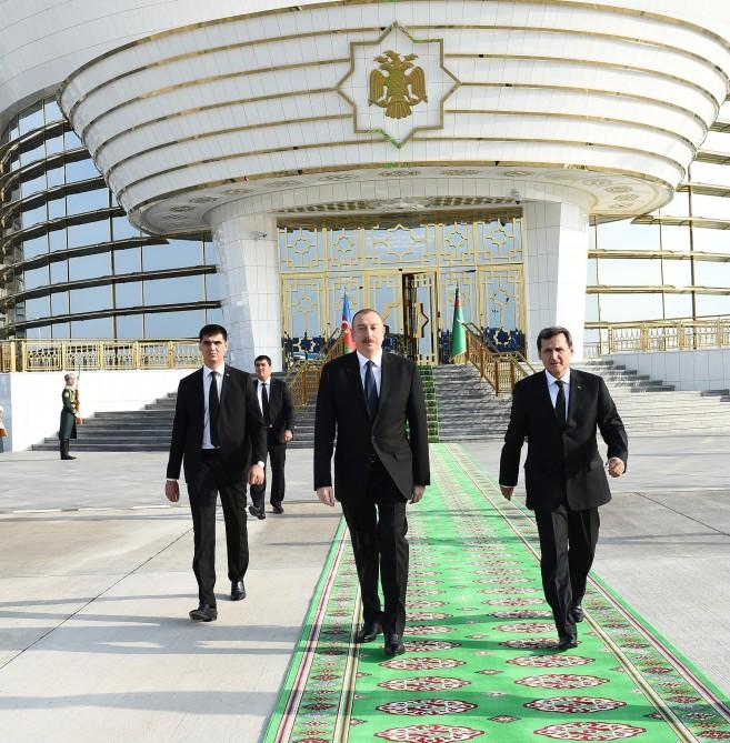 Azerbaijani president completes official visit to Turkmenistan (PHOTO)