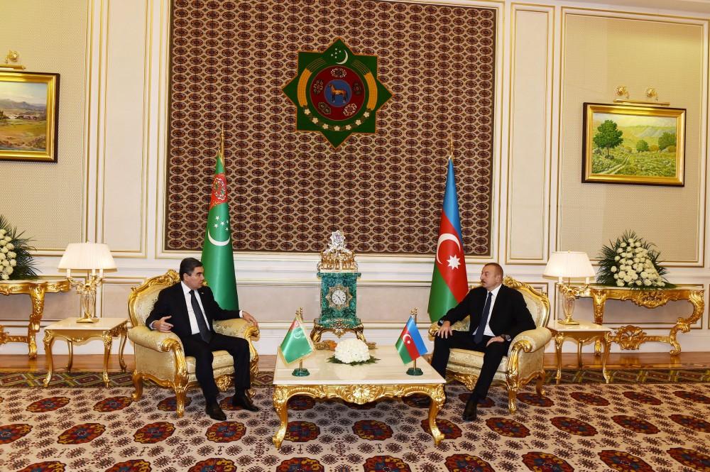 Azerbaijani, Turkmen presidents hold one-on-one meeting (PHOTO)